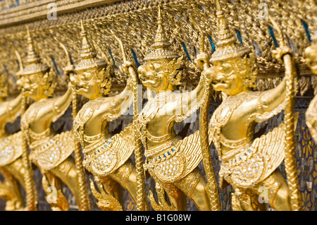 Garuda la feuille d'or et les Nagas sur l'extérieur de l'ubosoth, Wat Phra Kaew, Bangkok, Thaïlande. Banque D'Images