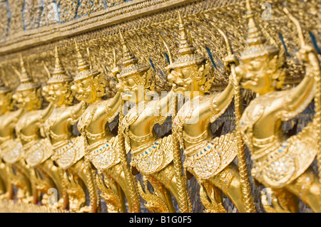 Garuda la feuille d'or et les Nagas sur l'extérieur de l'ubosoth, Wat Phra Kaew, Bangkok, Thaïlande. Banque D'Images