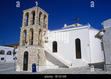 Eglise avec tour en pierre dans le village perché de Kostos sur l'île de Paros, Grèce Banque D'Images