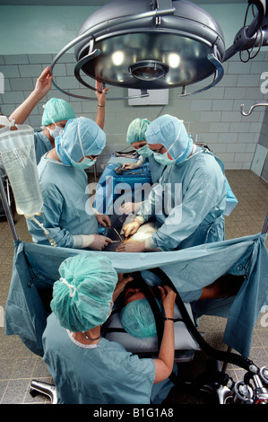Les professionnels de la santé dans un hôpital salle d'opération. Banque D'Images