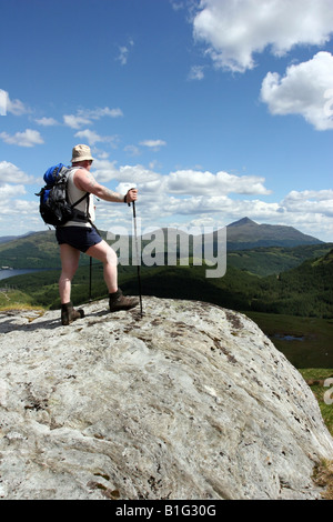 Randonneur donnant sur le Loch Lomond et des Trossachs National Park de Ben Vane Banque D'Images