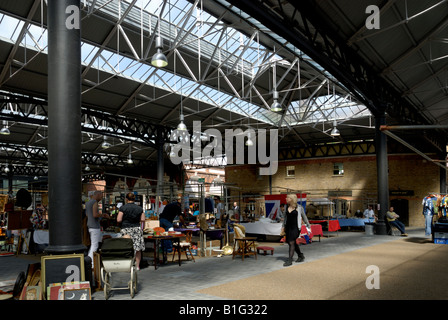 Les gens au vieux marché de Spitalfields, East London Banque D'Images