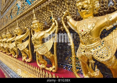 Garuda la feuille d'or et les Nagas sur l'extérieur de l'ubosoth, Wat Phra Kaew, Bangkok, Thaïlande. Banque D'Images