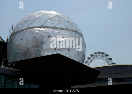 Les gens dans la sphère gonflable à ''Bâtiment' Psycho, Londres Banque D'Images