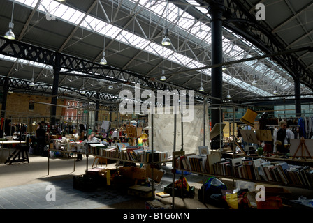 Les gens au vieux marché de Spitalfields, East London Banque D'Images