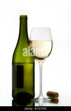 Un verre de vin blanc avec du liège et la bouteille sur une surface réfléchissante Banque D'Images