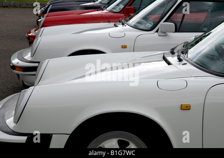 Une rangée de garé Porsche 911s à un rassemblement Banque D'Images