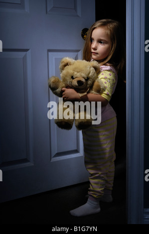 Petite fille à la porte Banque D'Images