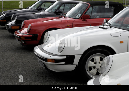 Une rangée de garé Porsche 911s à un rassemblement Banque D'Images