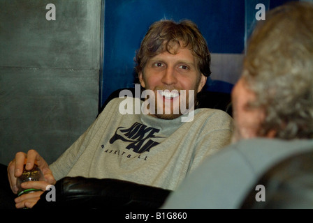 Dirk Nowitzki dans une interview joueur professionnel de basket-ball Dallas Mavericks Banque D'Images