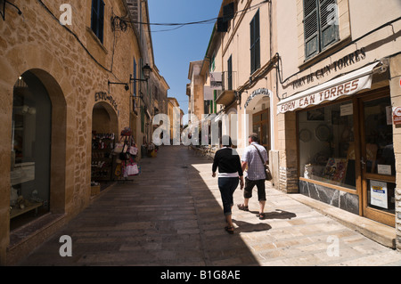 Une rue typique de la vieille ville d'Alcudia, Majorque, Espagne. Banque D'Images