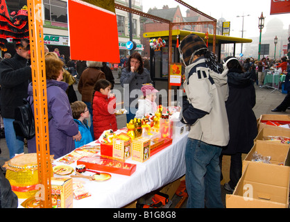 Étal de vente de cadeaux et des jouets pour le Nouvel An chinois Banque D'Images