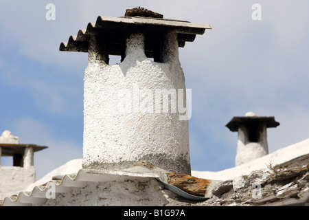 Pots de cheminée traditionnelle sur une maison, village Fondales, Andalousie, Espagne Banque D'Images