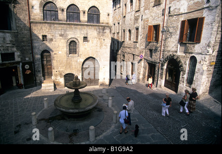 Italie Ombrie gubbio une fontaine dans la via dei Consoli Banque D'Images