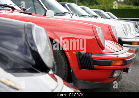 Une rangée de garé Porsche 911s à un rassemblement Banque D'Images