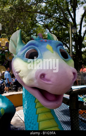 Cartoonish tête de dragon dans le pays des dragons Aire de jeux pour enfants à Busch Gardens Florida USA Banque D'Images