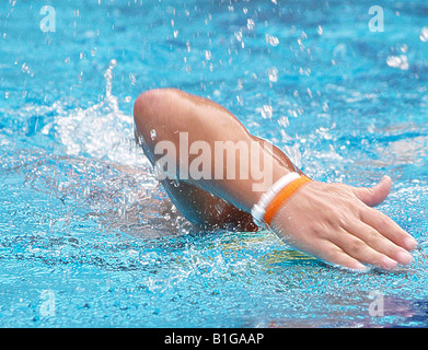 Une personne swimming in pool Banque D'Images