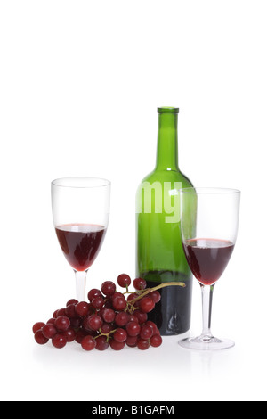 Bouteille de vin rouge et deux verres découpe des raisins sur fond blanc Banque D'Images