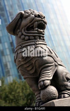 Une statue chinoise en face de Beetham Tower Birmingham non loin de la ville, quartier de la Chine Banque D'Images