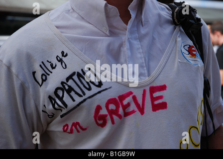 "En grève" leitmotiv peint sur un teeshirt pendant la grève de l'éducation collège Apatou à St Laurent du Maroni en Guyane française Banque D'Images