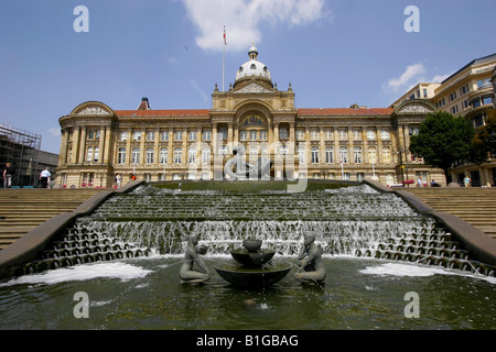 La chambre du conseil de ville de Birmingham à Victoria Square Birmingham England Le fleuve d'art public au premier plan Banque D'Images