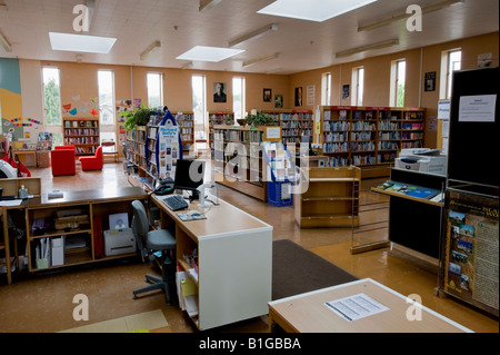 Intérieur de la bibliothèque de la succursale, ressource et installations communautaires (bibliothèques, étagères de livres, comptoir du personnel, coin salon) - Baildon, Yorkshire, Angleterre. Banque D'Images