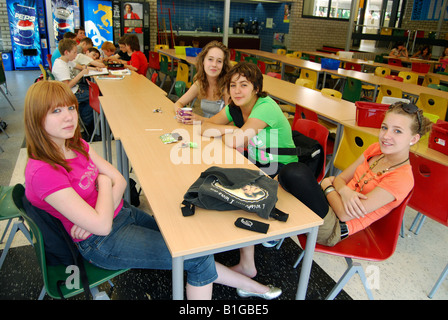 Les étudiants de niveau secondaire assis ensemble dans la cafétéria de l'école Banque D'Images