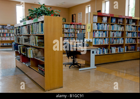 Intérieur de la bibliothèque de succursale, ressource et établissement communautaires (bibliothèques, étagères et rangées de livres, poste de travail informatique) - Baildon, Yorkshire, Angleterre, Royaume-Uni. Banque D'Images