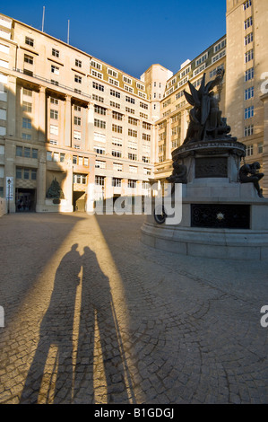 Ombres sur la place d'échange de drapeaux Liverpool UK Banque D'Images