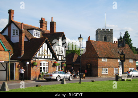 Les Merlins Cave Pub et d'église, le Village Green, High Street, Beaconsfield, Buckinghamshire, Angleterre, Royaume-Uni Banque D'Images