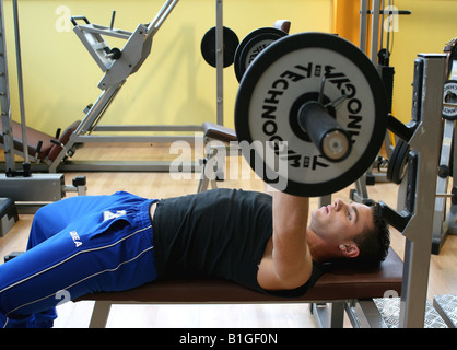 Vue latérale d'un homme de sport en haltérophilie Banque D'Images