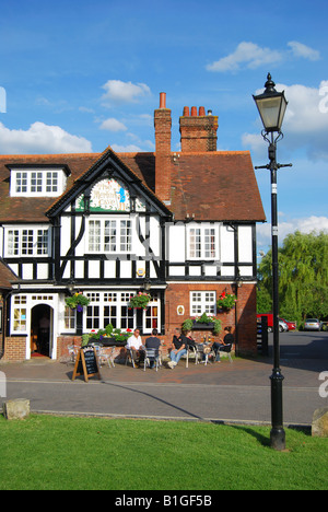 17ème siècle la grotte de pub, les merlins Village Green, High Street, Beaconsfield, Buckinghamshire, Angleterre, Royaume-Uni Banque D'Images