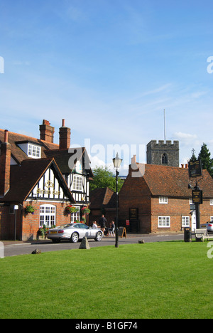 Les Merlins Cave Pub et d'église, le Village Green, High Street, Beaconsfield, Buckinghamshire, Angleterre, Royaume-Uni Banque D'Images