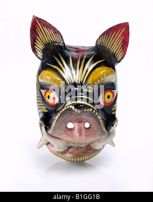 Papier mâché noir danse festival du cochon masque péruvien face avec moustaches Banque D'Images