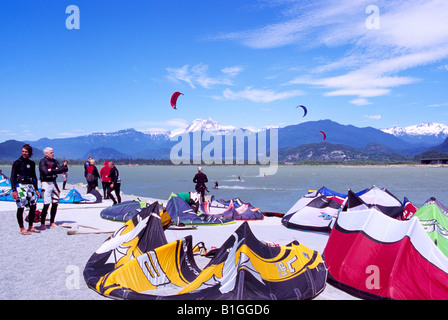 Windsurf et kite surf dans la baie Howe, Squamish, BC, en Colombie-Britannique, Canada - Le mont Garibaldi (Montagnes) au-delà de la côte Banque D'Images