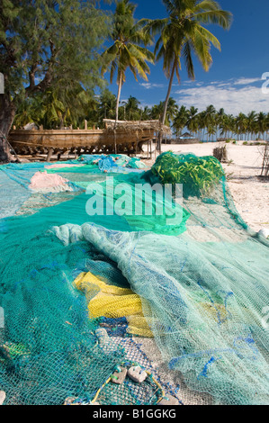 Le séchage des filets de pêche sur la plage de palm finged Pangane. Mozambique Banque D'Images