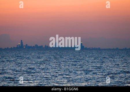 L'horizon de Chicago, IL, vu de l'autre côté du lac Michigan à un parc à Gary, IN. Banque D'Images