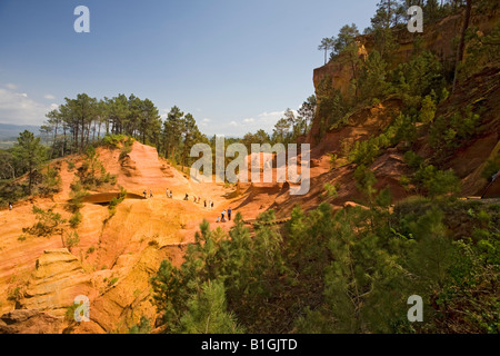 Une vue de la 'chemin' ocre dans le Roussillon commune (France). Vue du 'Sentier des ocres de Roussillon (84220 - France). Banque D'Images