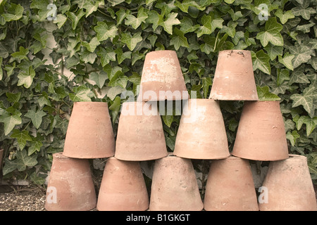 Pots empilés dans un contexte de croissance de la vigne verte Banque D'Images