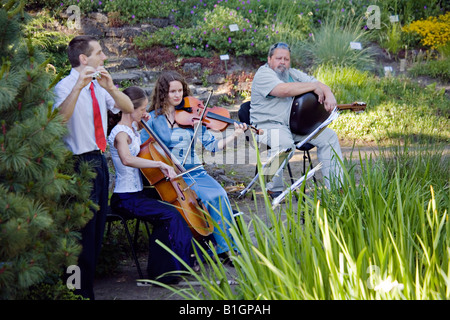 Groupe de personnes qui jouent de la musique au Jardin botanique de LU Riga Lettonie Banque D'Images