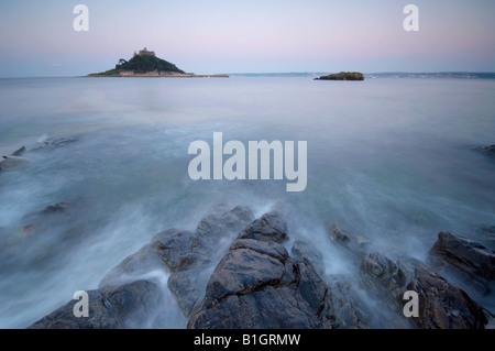 En plus de laver les vagues rochers de l'estran à St Michaels Mount à l'aube Cornwall Marazion UK Banque D'Images