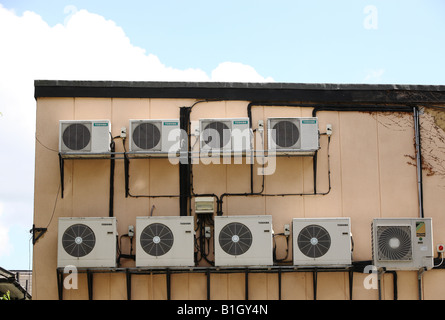 Unités de climatisation sur le côté du bâtiment. Banque D'Images