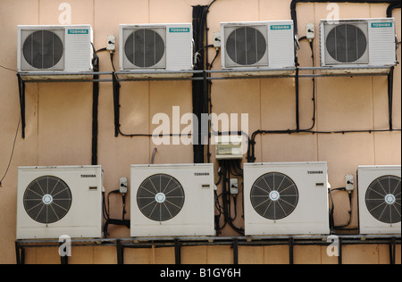 Unités de climatisation sur le côté du bâtiment. Banque D'Images