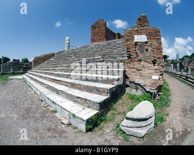 La Rome antique : Ostia Antica (près de Rome) : le Capitole à l'extrémité nord du Forum Banque D'Images