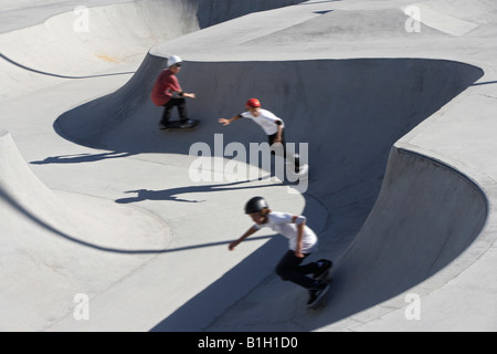 Trois adolescents (16-17) La planche à roulettes au skate park, elevated view Banque D'Images