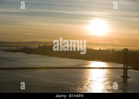 Coucher de soleil sur le golden gate bridge Banque D'Images