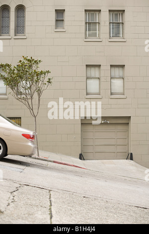 Voiture sur une colline de san francisco Banque D'Images