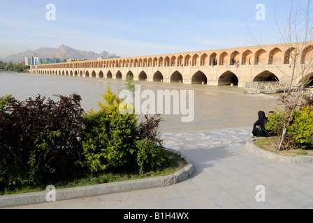 Vue de Si-O-Seh Pol, aussi appelé le IranBridge , de 33 arches, Esfahan, Iran Banque D'Images