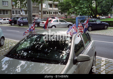 Voiture avec des drapeaux nationaux croates dans le temps de l'Euro 2008 de football Zagreb Croatie Banque D'Images