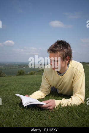 Man reading book extérieur Banque D'Images